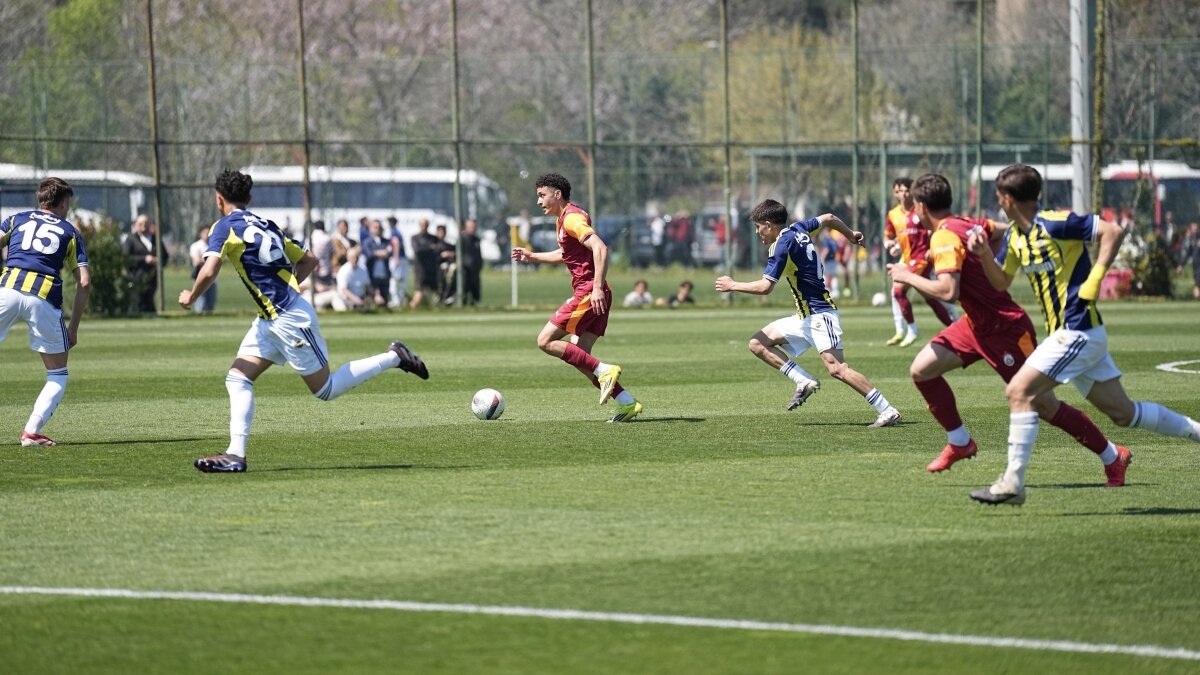 Fenerbah�e U19, Galatasaray U19'u iki golle ge�ti