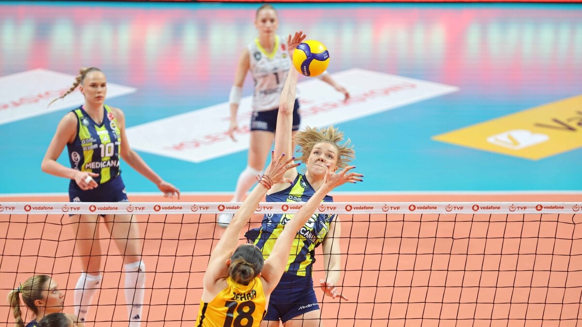 Fenerbah�eli Agnieszka Korneluk voleybolu b�rakt�!