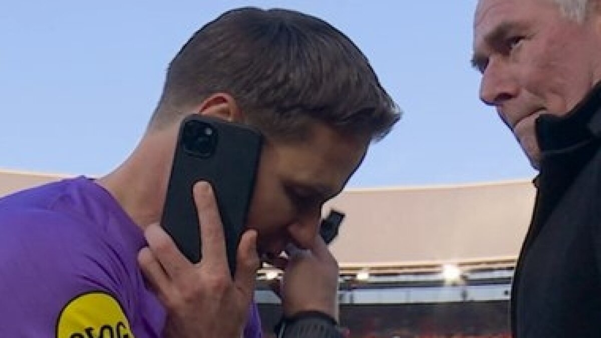 Hakem ma�� durdurup telefonla konu�tu