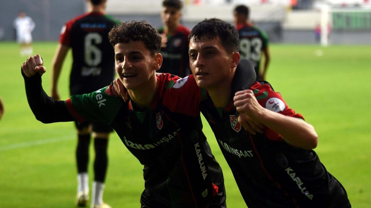 Kar��yaka'da Berat �ahin'e Frans�z kancas�