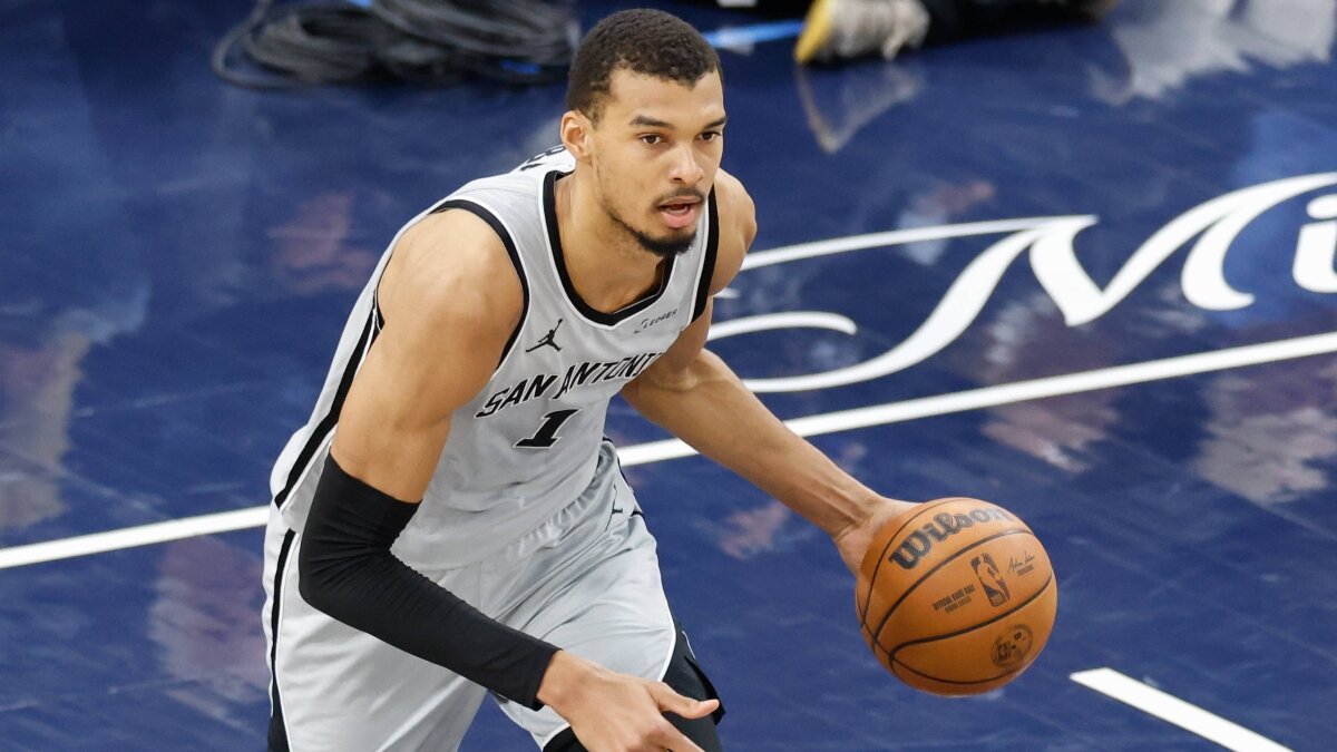 Spurs, Bucks'� yenerek �st �ste 8. galibiyetini ald�