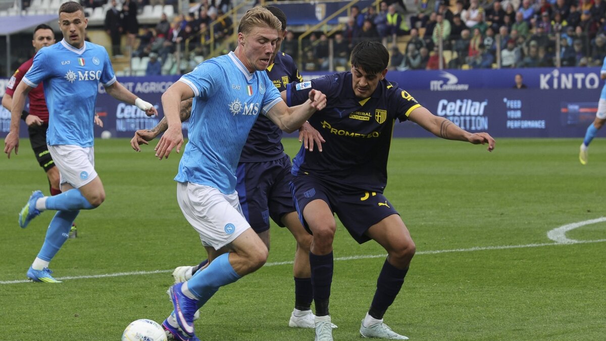 Napoli, Parma deplasman�nda puanlar� payla�t�!
