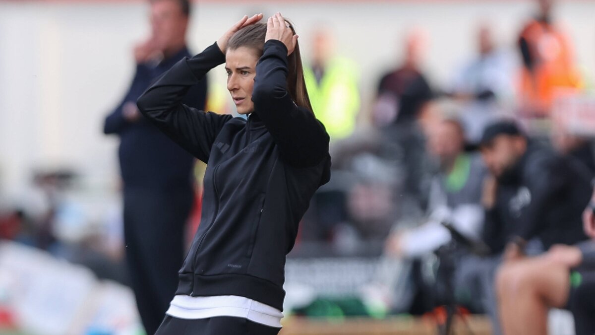 Bundesliga'n�n ilk kad�n teknik direkt�r�, ma�lubiyetle ba�lad�