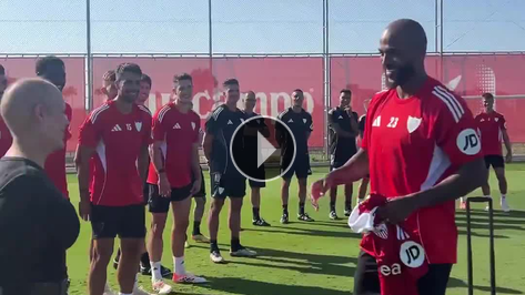 Sevilla, kanseri yenen Marcao'nun eşini alkışlarla karşıladı