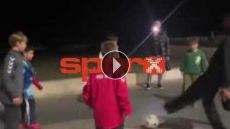 Samsunsporlu Makoumbou, çocuklarla kaldırımda futbol oynadı