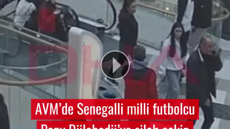 Bir kii, AVM'de Papy Djilobodji'ye silah ekti