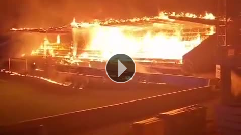 15 yandaki 3 taraftar stadyumu yakt!