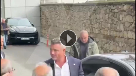 Sadettin Saran, kul�p binas�nda co�kuyla kar��land�