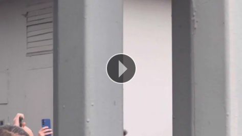 Sadettin Saran, taraftarlar� selamlad�