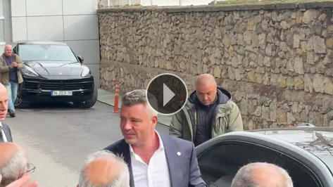 Sadettin Saran, kul�p binas�nda co�kuyla kar��land�