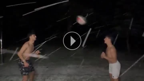 Arda G�ler ve Yi�it Efe Demir'den kar alt�nda kafa topu