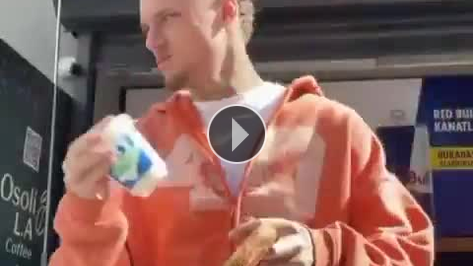 Noa Lang'�n simit - ayran payla��m�