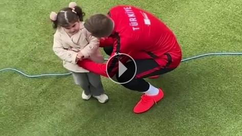 Milli y�ld�zlar, minik hayranlar�yla foto�raf �ektirdiler