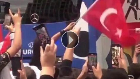 Nostalji: Bizim �ocuklar, 'Mehter Mar��' ve 'Bozkurt' i�aretiyle kar��land�