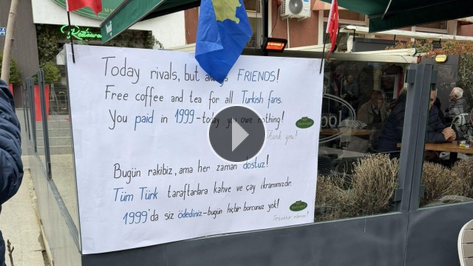 Kosova'da duyguland�ran pankart