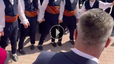 Sadettin Saran, �ocuklarla halay �ekti