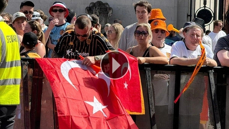 Acun Il�cal�'y� T�rk bayraklar�yla beklediler!