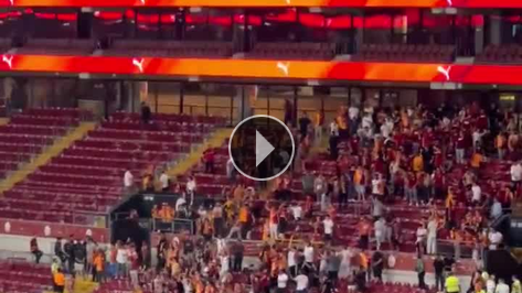 Galatasaray trib�nlerinden Dursun �zbek'e transfer tepkisi!