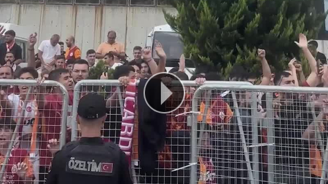 Galatasaray taraftar�ndan Julian Alvarez tezah�rat�!