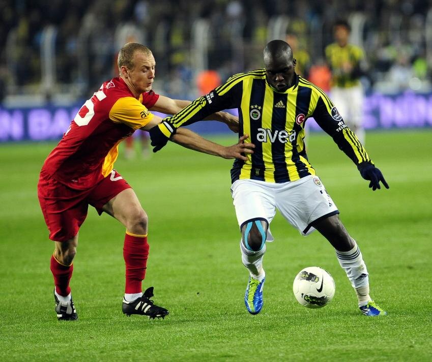 FENERBAH�E BA�LADI, GALATASARAY B�T�RD�!
