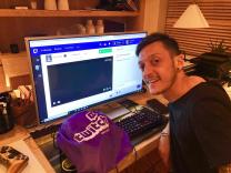 Mesut zil Twitch'ten yaynlara balyor! Galerisi