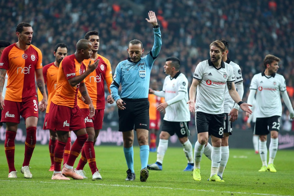 Galatasaray Besiktas Derbisini Yazarlardan Yorumladi Sporx Galeri