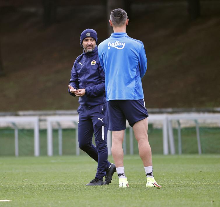 TRABZONSPOR HAZIRLIĞI
Fenerbahçe, Trabzonspor hazırlıklarını sürdürdü. Marcel Tisserand antrenmanın tamamında takıma birlikte çalıştı. Vitor Pereira, Serdar Dursun'la bir görüşme yaptı. Milli Takım'da gözünden sakatlanan Serdar Aziz de bireysel çalıştı.