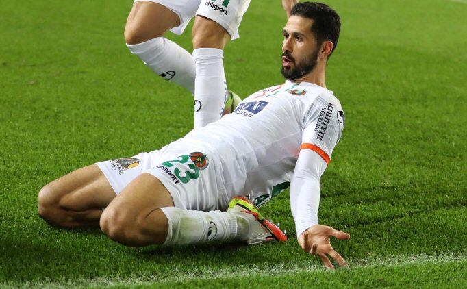 EMRE AKBABA Man Yldz