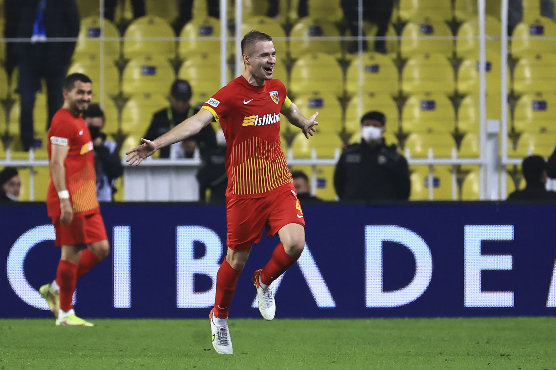 DIMITRIS KOLOVETSIOS Man Yldz