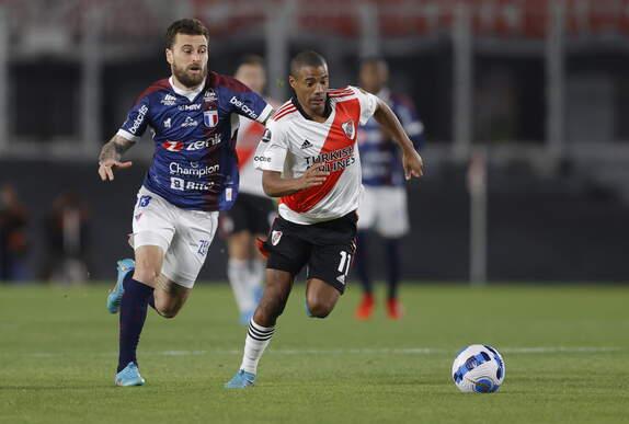 RIVER PLATE ORTA SAHASI...
Arjantin basını, River Plate'in Uruguaylı orta sahası Nicolas de la Cruz için de girişimlerin sürdüğünü bildirdi. Orta sahanın merkezinde ve 10 numara olarak görev yapabilen De La Cruz, 13 kez Uruguay Milli Takımı'nda yer aldı.