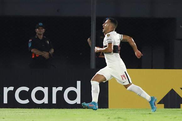 CARDOZO VE FERNANDEZ
Cardozo ise Libertadores Kupası'nda 10 maçta 3 gol ve 1 asistlik performansıyla öne çıktı. Sol bek Fernandez ise Bolivya Ligi'nde 11 maçta 3 gol, 4 asistle oynuyor. Fernandez'e talip olan kulüpler arasında Tigres'in de yer aldığı belirtiliyor.