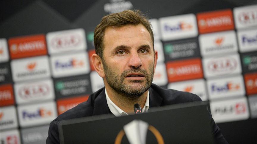 SAĞ BEK YERLİ
Paris’ten gelir gelmez hemen kolları sıvayan Okan hoca, yönetimle yapılan toplantıda mevcut kadroya ilk etapta 5 takviye istedi. Orta sahaya 6-8 oynayabilen üst düzey 2 ismin şart olduğunu belirten Buruk, 1 kanat, 1 yerli sağ bek ve 1 de forvet talep etti.