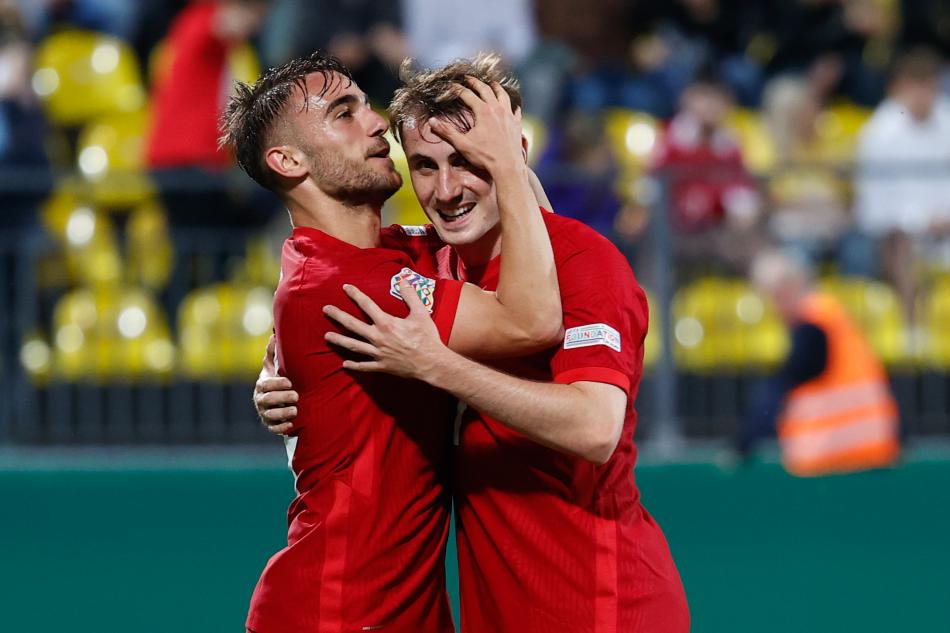 KİLİT NOKTA KANATLAR
Formasyon olarak 4-2-3-1 ve 4-1-4-1 oynatmayı düşünen Galatasaray’ın yeni teknik patronu, iki sistemde de kanat oyuncularına çok önem veriyor. Bu doğrultuda Kerem Aktürkoğlu ile Yunus Akgün’ün üstüne titreyen Okan Buruk, iki genç yıldıza çok güveniyor.