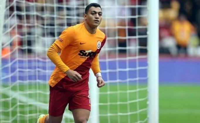 İYİ TEKLİF GELİRSE SATILIR
48 yaşındaki çalıştırıcı, bazı mevkiler için tercihlerini de iletti. Buna göre forvete ilk aday Vedat Muriç. Çaykur Rizespor ’da Muriç’in hocalığını yapan Buruk, Kosovalı yıldızla Galatasaray’da çalışmayı hedefliyor. Mostafa Mohamed de takımda düşünülüyor, ancak Fransız kulüplerinin ilgisi nedeniyle iyi teklif gelirse, Mısırlı oyuncu satılabilir.