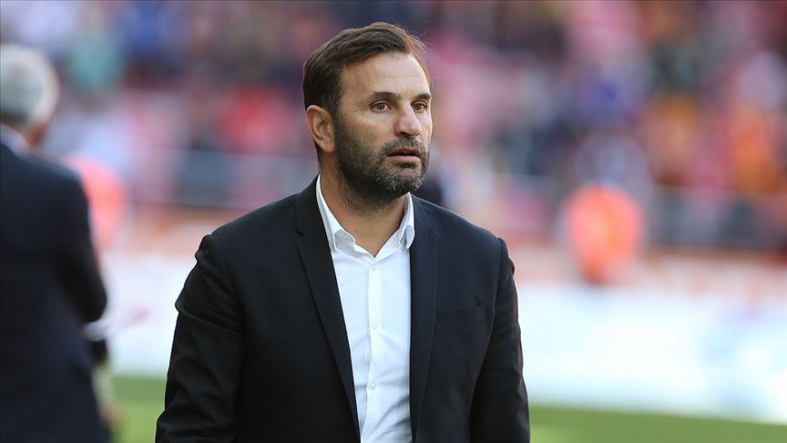 NEF STADI'NDA DEV ZİRVE
Domenec Torrent ile resmen yolları ayırdıktan sonra Okan Buruk’u İstanbul’a getiren Galatasaray Yönetimi, genç çalıştırıcı ile hemen bir araya geldi. Önceki akşam NEF Stadı’nda büyük buluşma gerçekleşirken, başkan Dursun Özbek, sportif A.Ş. başkanvekili Erden Timur ve sportif direktör Cenk Ergün zirvede yer aldı. Okan Buruk’un toplantıda hiçbir şekilde para konuşmadığı öğrenilirken, 2 yıllık sözleşme imzalandı.