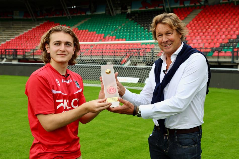 KOLAYLIK İSTEDİ
Geçen sezonu kiralık olarak Hollanda'da Nijmegen formasıyla tamamlayan 20 yaşındaki forvet, bonservisine sahip kulübü Frankfurt'tan Galatasaray'a transferi için kolaylık istedi.