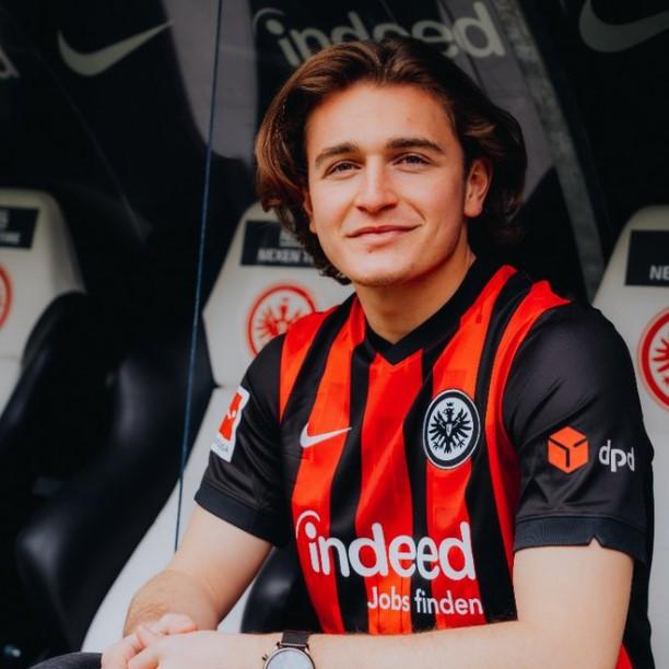 SADECE PÜRÜZLER KALDI
Genç futbolcunun kiralık olarak sarı-kırmızılı formayı giymesinin önünde sadece pürüzler kaldı.