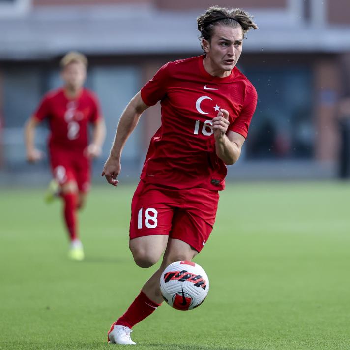 İMZA ATARSA 4. AKMAN
Ayhan Akman'ın yeğeni olan Ali Akman Galatasaray kadrosuna katılırsa kuzenleri Hamza Yiğit ve Efe ile beraber sarı-kırmızılı formayı giyecek. (Sabah)