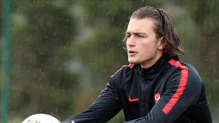 HABER BEKLİYOR
Kulüpler arasındaki görüşmelerde artık sona gelinirken oyuncu da memleketi Bursa'ya geldi ve mutlu haberi beklemeye koyuldu.