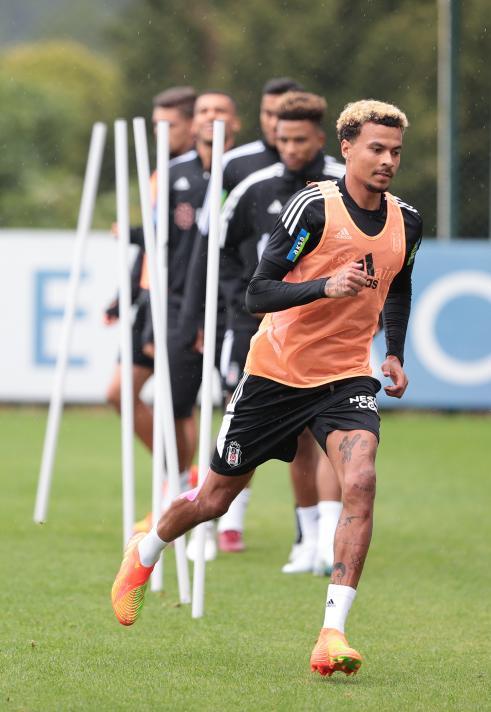 DELE ALLI'DEN İYİ HABER
Beşiktaş'ta sakatlığını atlatan Dele Alli takımla çalışmalara başladı. Öte yandan milli takım kamplarında yer alan 7 futbolcu katılamadı. Ayrıca sakatlığı bulunan Atiba da yer almadı.