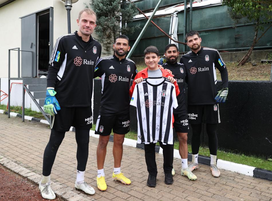 KANSERİ YENDİ BEŞİKTAŞ'A KOŞTU
Öte yandan kanseri yenen 14 yaşındaki Beşiktaş taraftarı Barış Altun, siyah-beyazlı takımın antrenmanını izledi ve oyunculardan imzalı forma alarak hatıra fotoğrafı çektirdi.