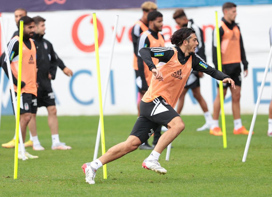 BEŞİKTAŞ'TA DERBİ MESAİSİ
Beşiktaş, Spor Toto Süper Lig’de Fenerbahçe ile oynayacağı maçın hazırlıklarına, bu sabah BJK Nevzat Demir Tesisleri’nde yaptığı antrenmanla devam etti. Basına kapalı idman, yaklaşık 1 saat 15 dakika sürdü.