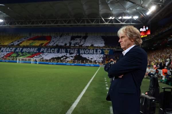 BAŞKAN ALİ KOÇ DA RAHATLADI
Takımda işlerin yolunda gitmesi ve Jorge Jesus’un tüm kontrolü alması sonrası Başkan Ali Koç da rahatladı. Önceki dönemlerde sonuçlar gelmediğinde başkan sürekli Samandıra’ya gidip kötü gidişi sorguluyordu. Oyuncularla toplantılar yapılıyor ancak bunların çoğundan sonuç alınamıyordu. Bunun yanında Başkan Koç hem takımı toparlamaya çalışıp hem de kulübün mali, idari işleriyle aynı anda ilgilenmeye çalışıyordu.