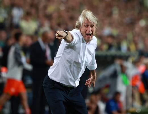 RÜZGARI TERSİNE ÇEVİRDİ
Jesus döneminde rüzgar tersine döndü. Samandıra’ya çok az uğrayan sarı-lacivertli kulübün patronu artık tamamen kulübün işlerine odaklanmış durumda. Koç, tesislere ziyaretini ise kötü sonuçlar için değil, takımı tebrik etmek ve yanlarında olduğunu hissettirmek için yapıyor.