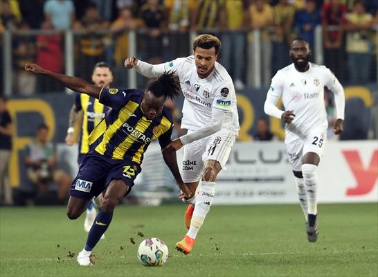 DERBİLERİ ÇOK SEVİYOR
Dele Alli, Tottenham döneminde Londra Derbileri'nde birçok kez yıldızlaştı. İngiliz yıldız, ezeli rakip Arsenal'a karşı çıktığı 11 maçta 2 gol atıp, 2 asist yaptı. Alli, bir diğer Londra ekibi Chelsea'ye karşı ise Tottenham formasıyla 10 mücadelede rakip oldu, 6 kez fileleri sarsıp, 2 golün ise hazırlayıcısı oldu.