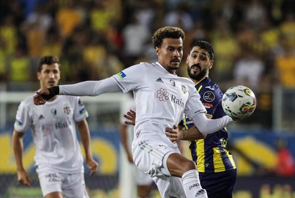 DERBİYE HAZIRLANIYOR
Arkadaşları izin yaparken, Fenerbahçe derbisi için özel antrenmanlarla hazırlanmaya başlayan yıldız futbolcu, bu çalışmalarının faydasını kısa sürede gördü. Takımla katıldığı antrenmanlarda dev mücadeleye hazır olduğunu hocasına gösterdi.