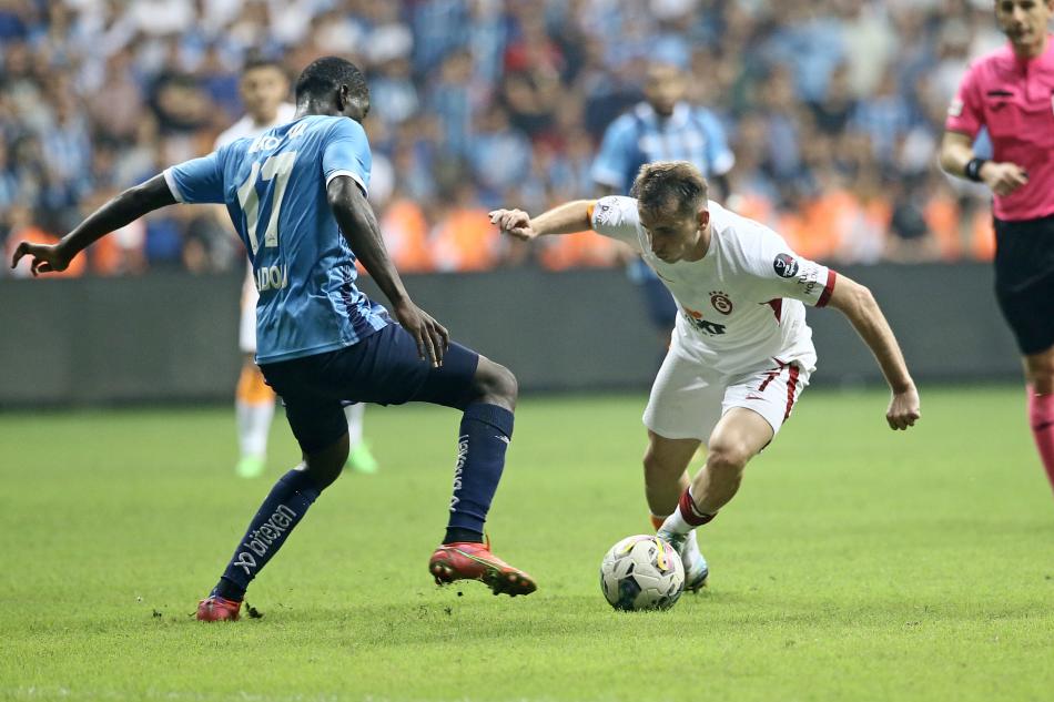 ÇOK FAZLA SEÇENEK YOK
Sarı-kırmızılılarda öne çıkan isim, Emre Taşdemir oldu. Cim-Bom’un son oynadığı Adana Demirspor maçında, Kerem Aktürkoğlu ve Yunus Akgün’ün kötü oyunları sonrası yerli problemi gündeme gelmişti. Bu konuda elinde çok fazla seçenek olmayan başarılı teknik adamın, sol beki yerlileştirme kararı aldığı belirtildi.
