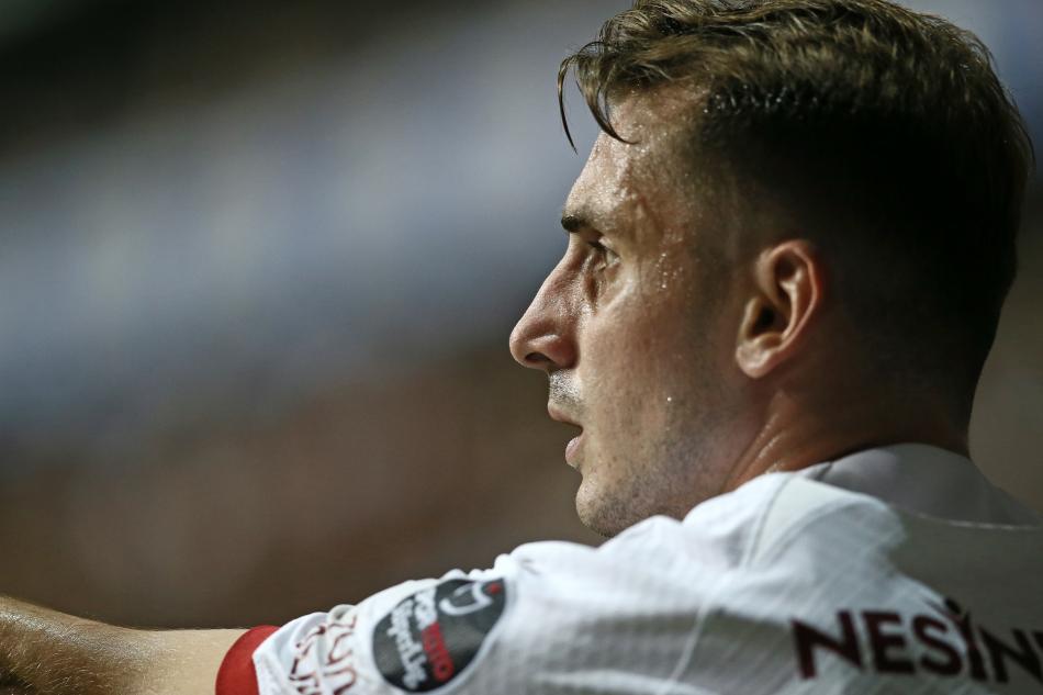 KADRO PLANLAMASI YANLIŞ
Soralım; transferleri yaparken 8+3 kuralı belliydi. O zaman kadro planlamasını niye buna göre yapmadınız? Galatasaray iyi ve kaliteli takım, kadro geniş... Ama hızlı oyuncularına rağmen yavaş hücum ediyor.