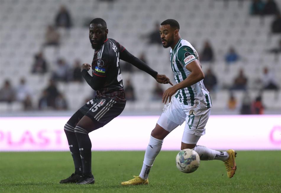 OCAK AYINDA YOLLAR AYRILABİLİR
Teknik direktör Şenol Güneş’in performasından memnun kalmadığı Demokratik Kongolu sol bek ile ocak ayında yollar ayrılabilir.