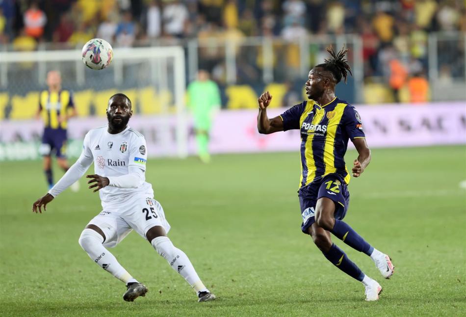 13 MAÇ DAHA İLK 11'DE YER ALIRSA...
Sözleşme şartına göre Masuaku 25 maça ilk 11’de başlaması halinde opsiyonu devreye girecek. 12 maça ilk 11’de başlayan Masuaku, 13 karşılaşmada daha ilk 11’de yer alırsa bonservisi Beşiktaş’a geçecek.